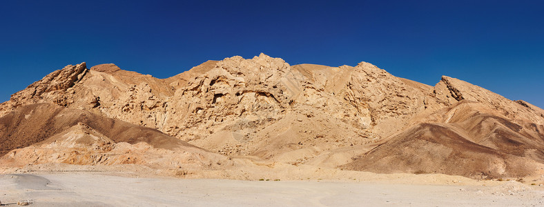 岩石沙漠中风景优美的黄岩天空石头侵蚀砂岩蓝色游客丘陵山脉沙丘悬崖背景图片
