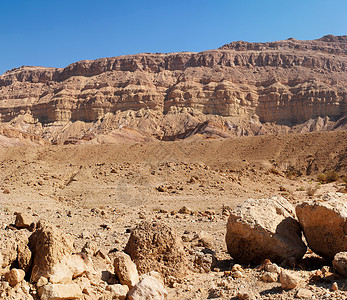巨石山以色列内盖夫沙漠中小克拉特的边缘墙山脉图层砂岩天空陨石内盖夫峡谷风化沉淀巨石背景