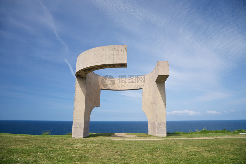 Gijon沿岸的水泥纪念碑图片