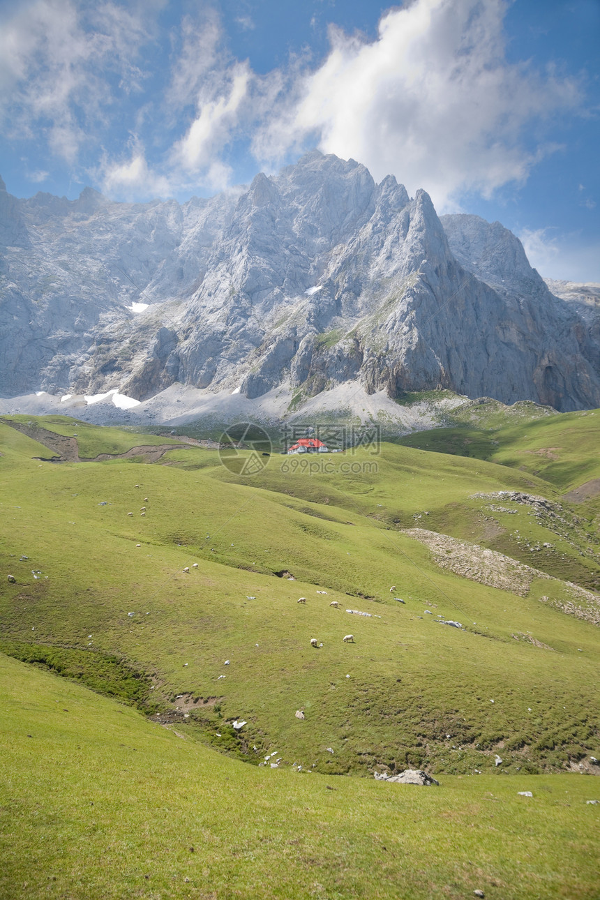 坎塔布里亚山脉的云悬和小屋图片