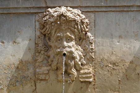西班牙格拉纳达州Alhambra的喷泉上高清图片