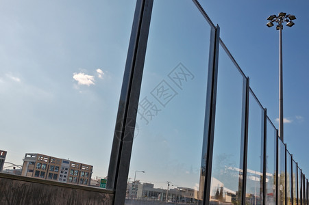 透明栅栏素材扭曲的城市景色背景