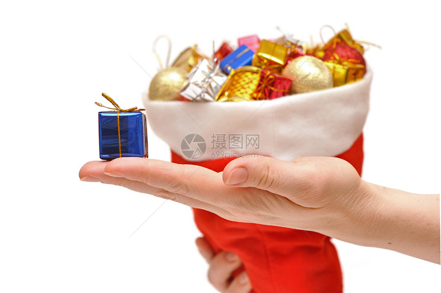 手拿着圣诞老人帽子的礼品箱快乐展示女性女孩购物庆典丝带礼物红色零售图片