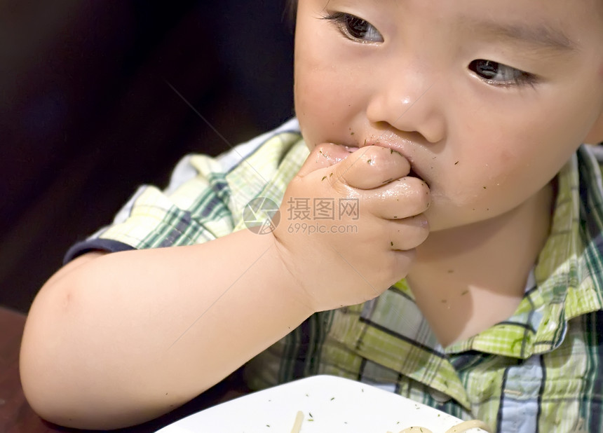 吃东西吃宝宝 用手抓住意大利面男生后代食物托盘童年摄影肩膀几个月面条孩子图片