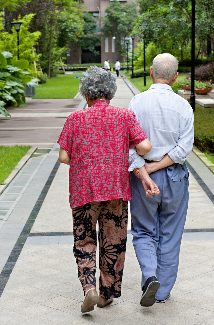 一个亲密的老年夫妇在散步丈夫脸颊女性妻子母亲夫妻头发生活摄影享受图片