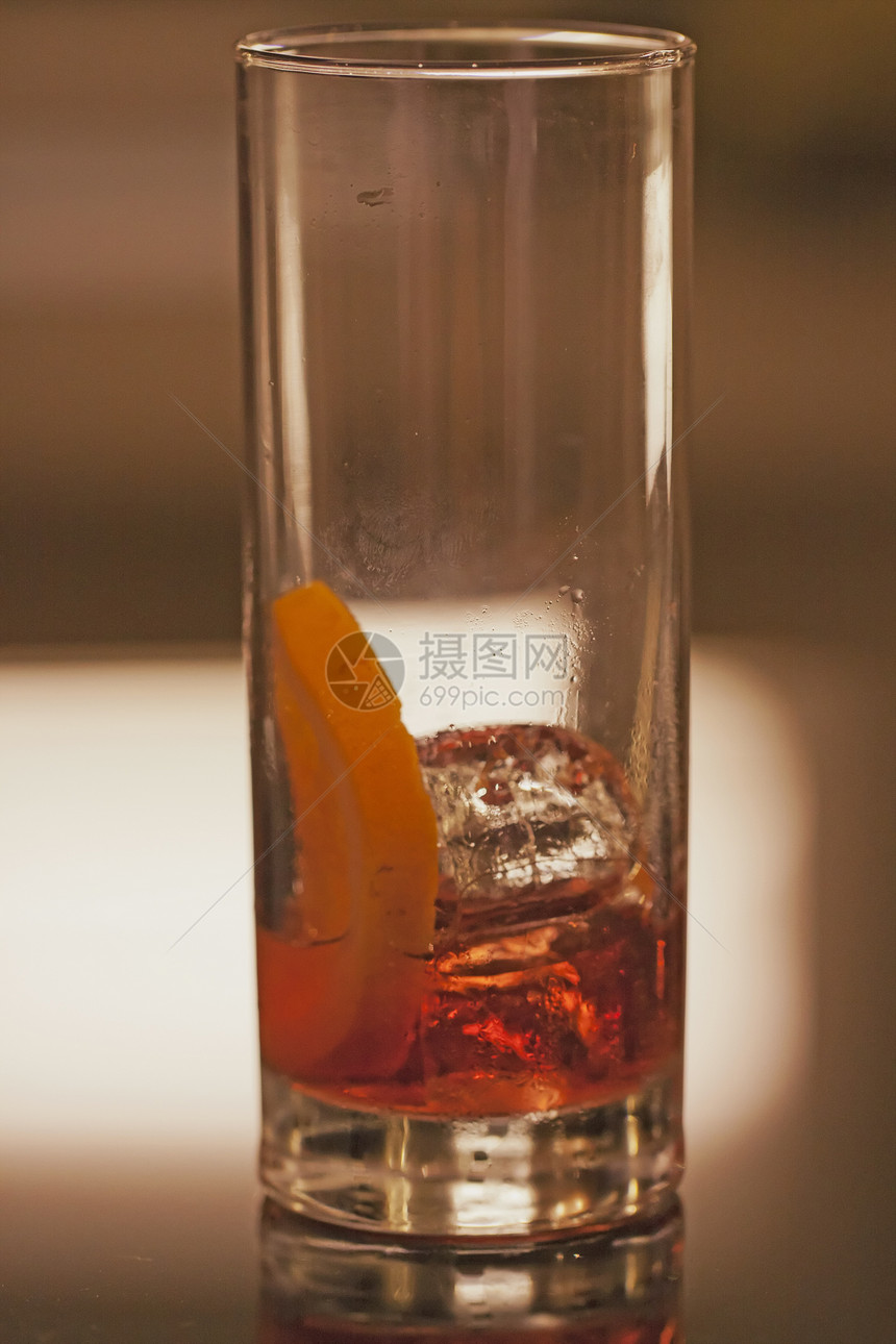 玻璃稻草橙子柠檬酒杯酒精琥珀色茶点反射派对果汁图片