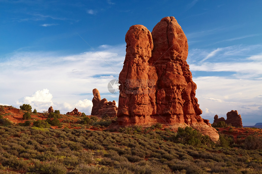 红沙漠橙子风景沙漠山脉砂岩天空蓝色侵蚀峡谷土壤图片