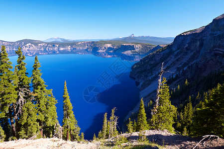 巴颜克拉山脉克拉鼠湖山脉蓝色火山口旅行公园森林绿色陨石反射树木背景