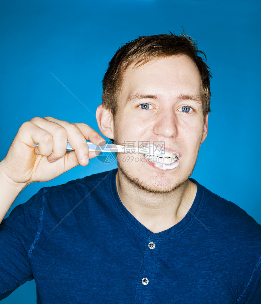 刷牙身体打扫男性口腔牙膏牙齿嘴巴护理年轻人蓝色图片