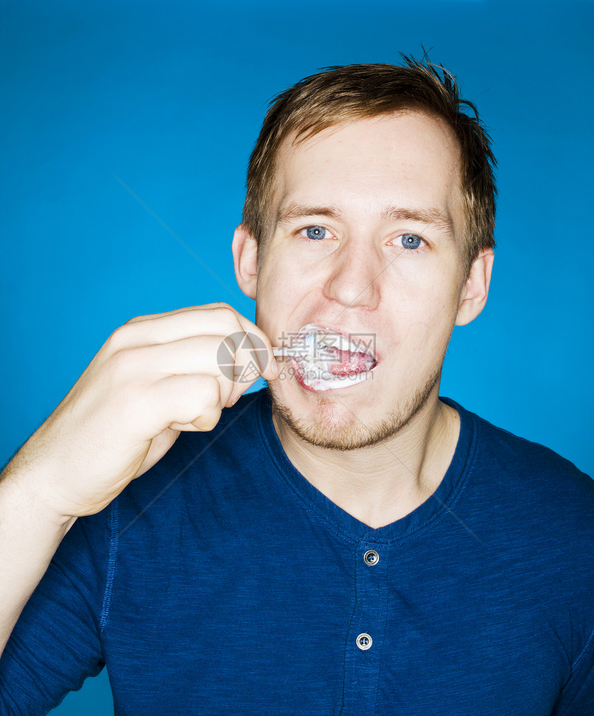 刷牙人脸年轻人身体家庭生活嘴巴牙齿蓝色打扫背景幸福图片