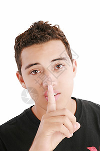 年轻男子用手指指着他的嘴 在白后腹号上被孤立背景图片