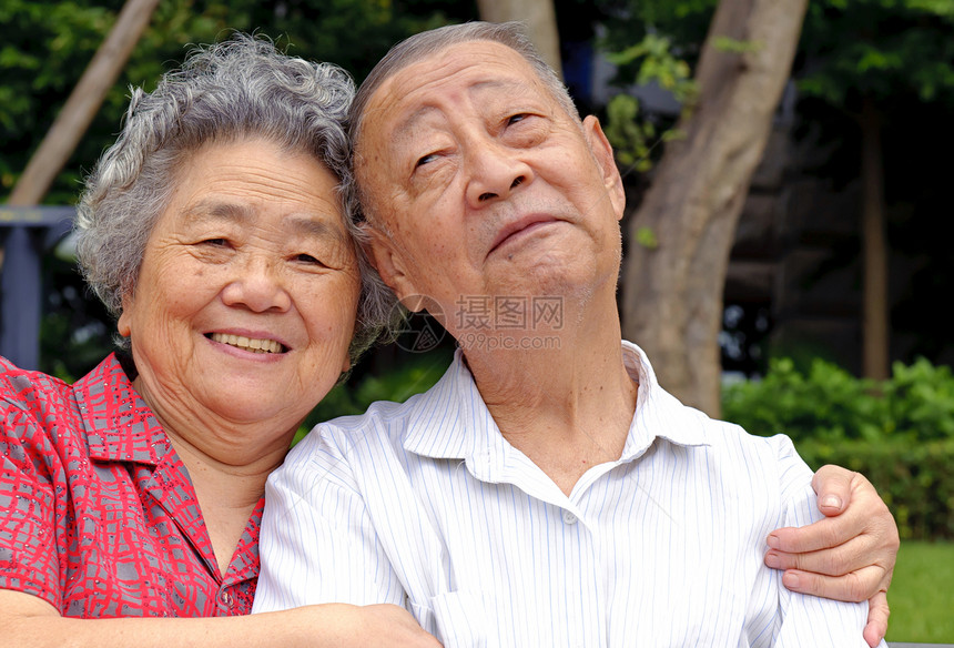 快乐的老年情侣享受摄影生活女士头发男人亲热脸颊感情母亲图片