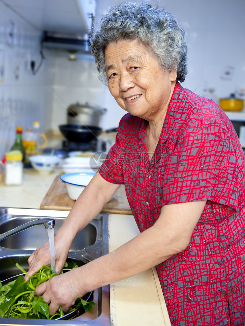 外祖母在厨房做饭亲热乐趣母亲快乐生活享受关怀脸颊祖母女性图片