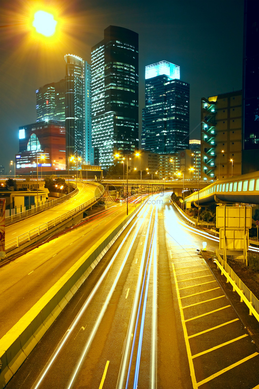 现代城市的夜间路灯速度车道运输建筑曲线运动景观辉光赛车图片