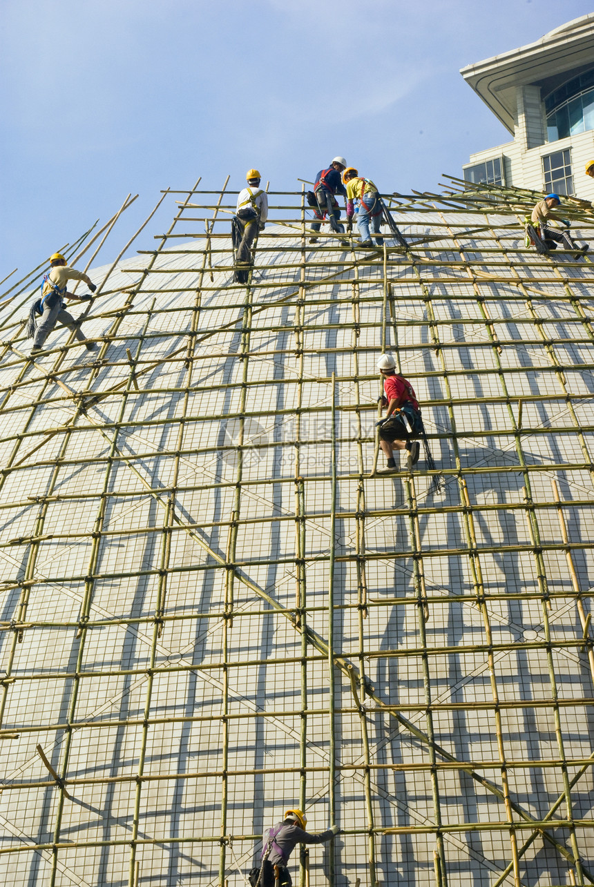 特写建筑工人在S楼上架起脚手架金属框架职业夹子进步天空建筑学两极构造男人图片