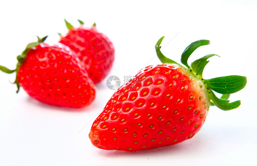白色背景的三颗松莓绿色红色健康水果甜点食物图片
