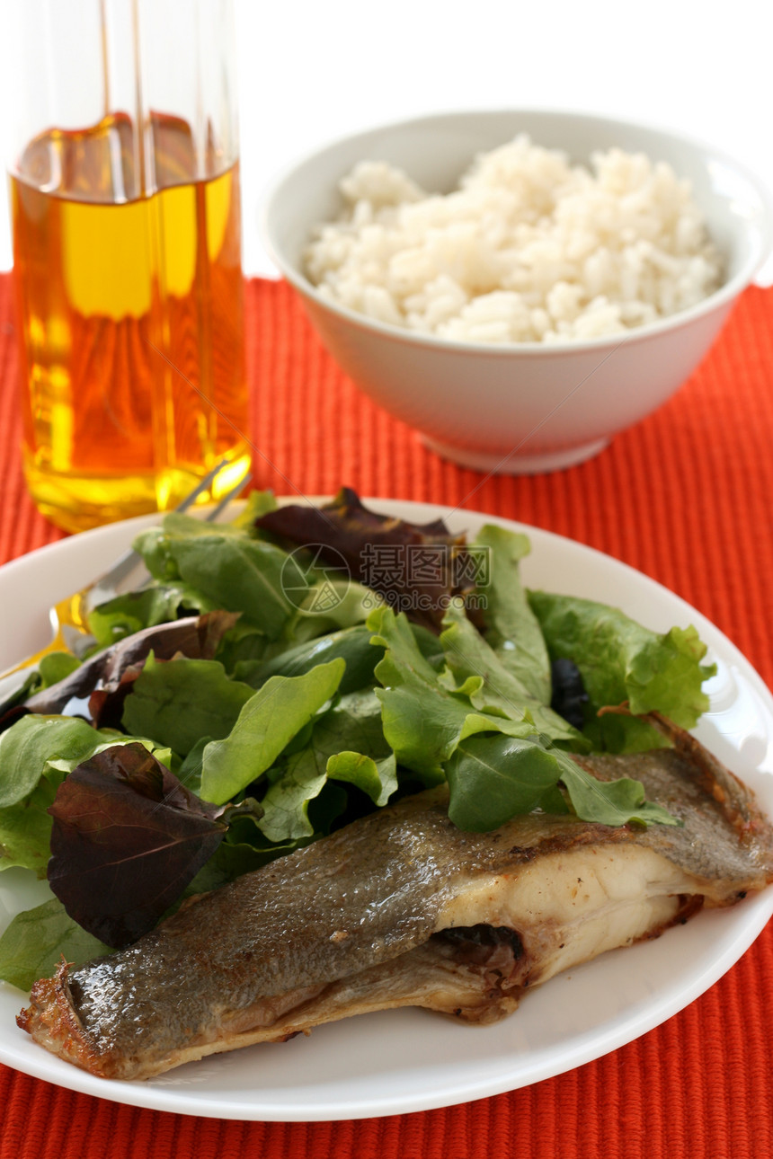 炸薯条 白盘上加沙拉瓶子鱼片海鲜饮食油油橙子盘子油炸餐巾食物图片