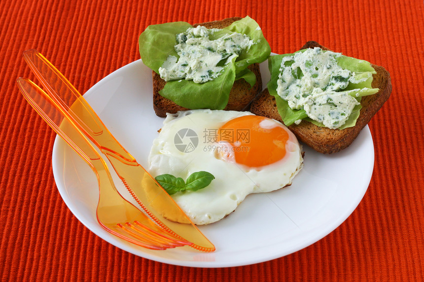 炒鸡蛋加烤面包和奶油奶酪绿色菠菜盘子健康食物油炸餐巾饮食蛋黄黄色图片