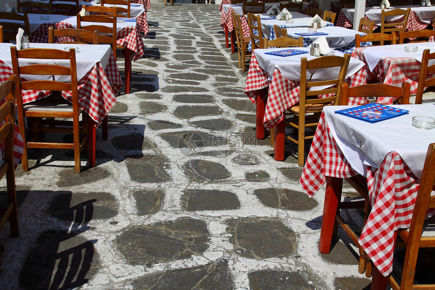 Greek群岛的咖啡厅餐具红色美食家假期旅游餐厅水平游客椅子旅行图片