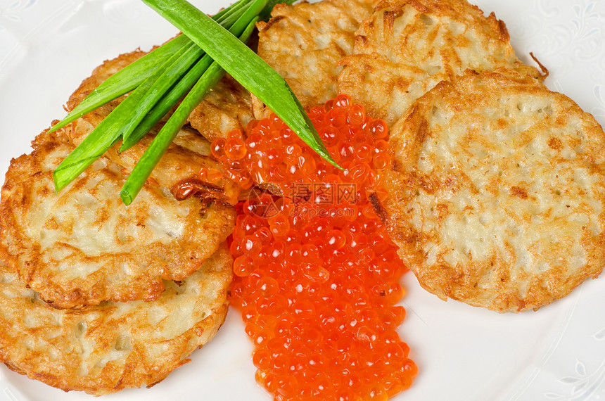 红鱼子酱煎饼早餐橙子盘子派对营养鱼子奢华饼子美食海鲜图片