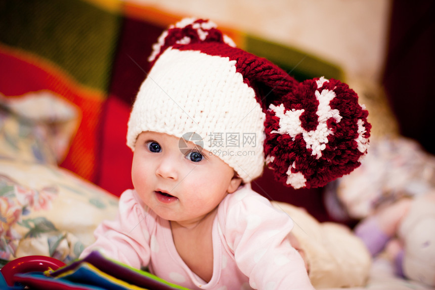 穿羊毛帽的可爱小宝宝 大蓬蓬孩子女孩儿童白色红色姿势惊奇粉色乐趣绒球图片