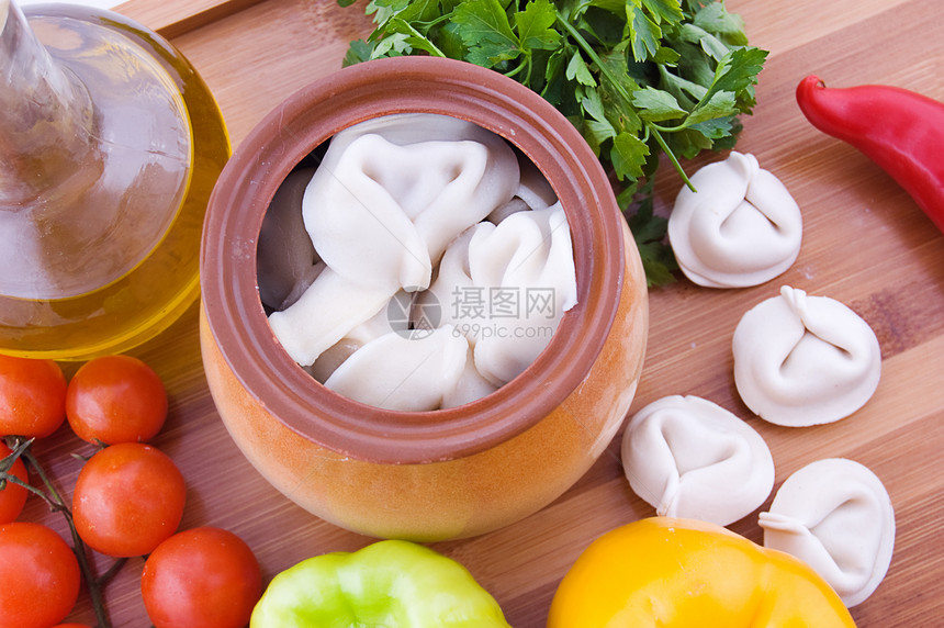 锅中的肉片饮食水饺营养勺子食物食品饺子胡椒面粉绿色图片