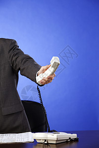 通过线条电话全球电话线沟通人类困境男性电讯听筒技术背景图片