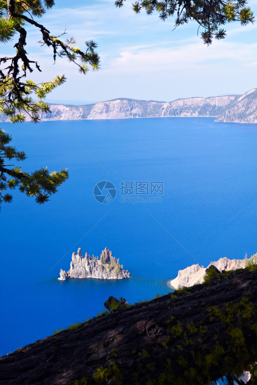 幽影船 克拉特湖国家旅行公园山脉绿色池塘蓝色反射陨石火山口图片