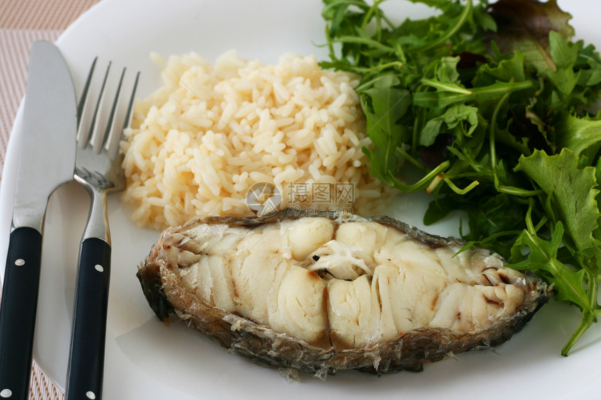 煮鱼和大米海鲜海洋沙拉柠檬盘子鱼片午餐食物饮食餐巾图片