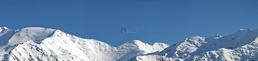 下雪高山图片