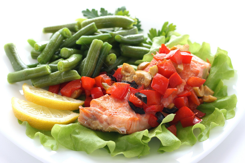 带蔬菜的油炸鲑鱼午餐柠檬食物饮食胡椒香料红色图片