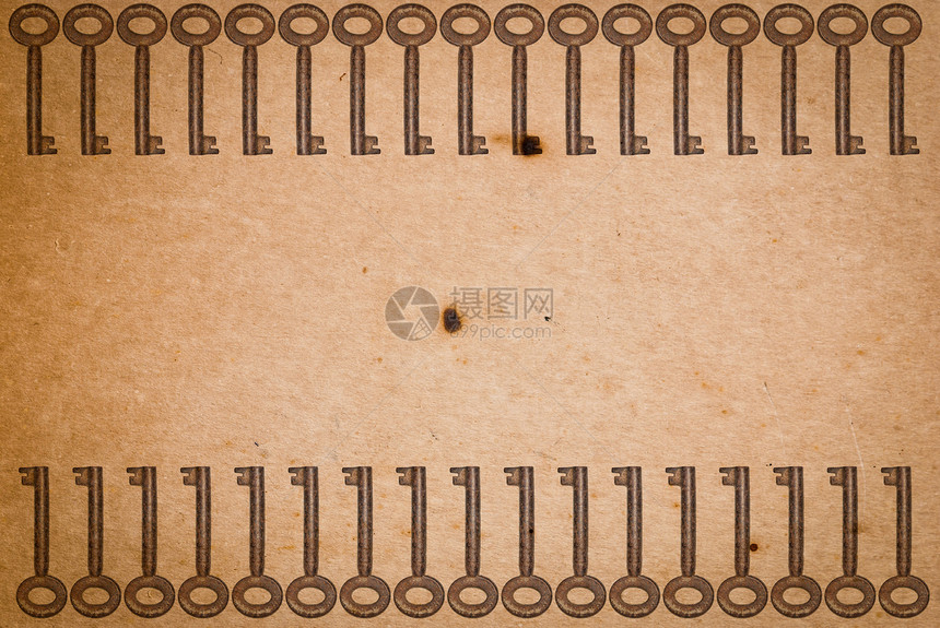 旧纸页背景的锈键钥匙金属宏观木板安全材料古董工具棕色财产图片