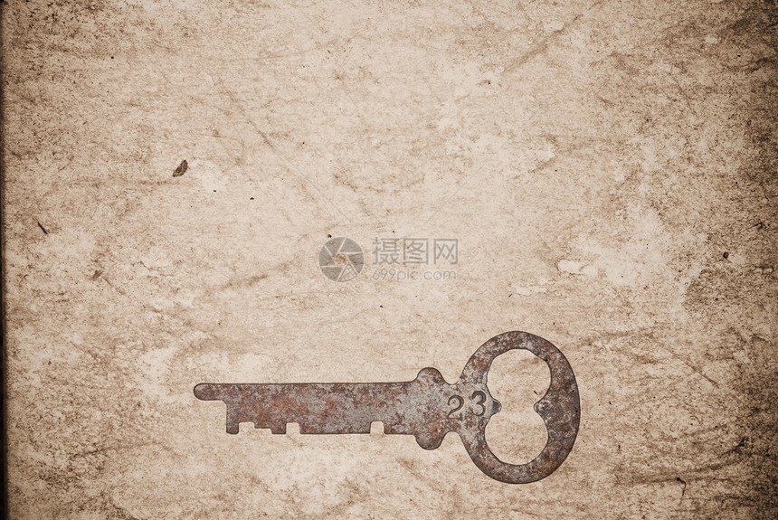 旧纸页背景的锈键钥匙古董工具房子财产材料木板宏观金属棕色图片