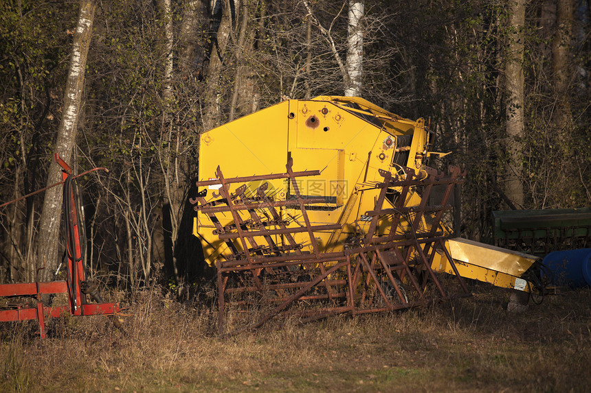 旧农用机械农场田园金属森林红色风光机器黄色图片