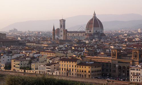 Duomo在黄昏背景图片