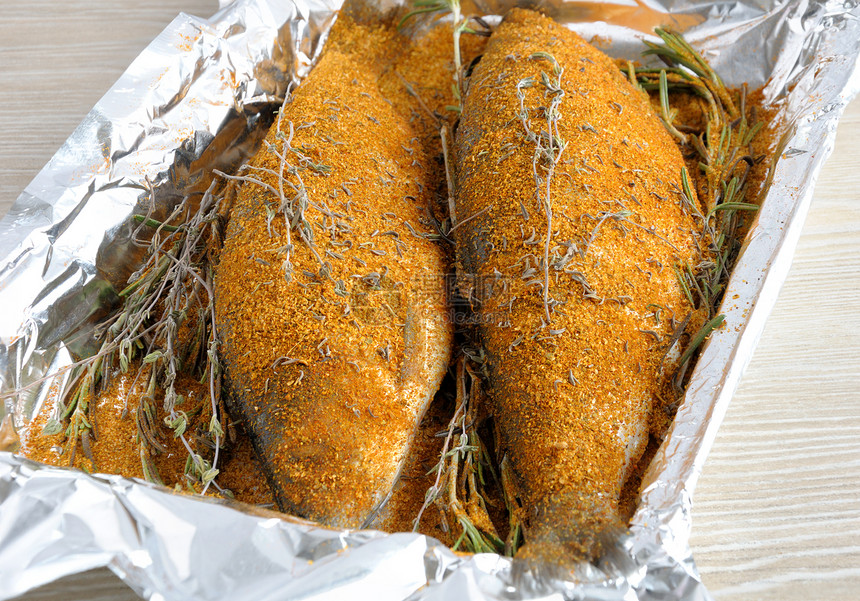 以香料和药草为生营养铝箔烤箱饮食烧烤芳香产品鲱鱼草本植物图片