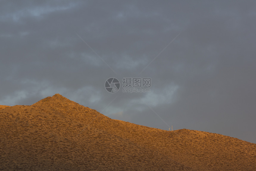 带天空的山地山脉天际阳光太阳沙漠场景旅游剪影目的地风景日落图片