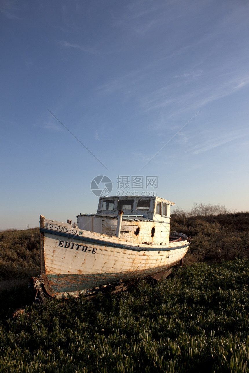 一条旧船 蓝天常春春藤海滩金属图像天空海景古董船弓乡愁处理数字图片