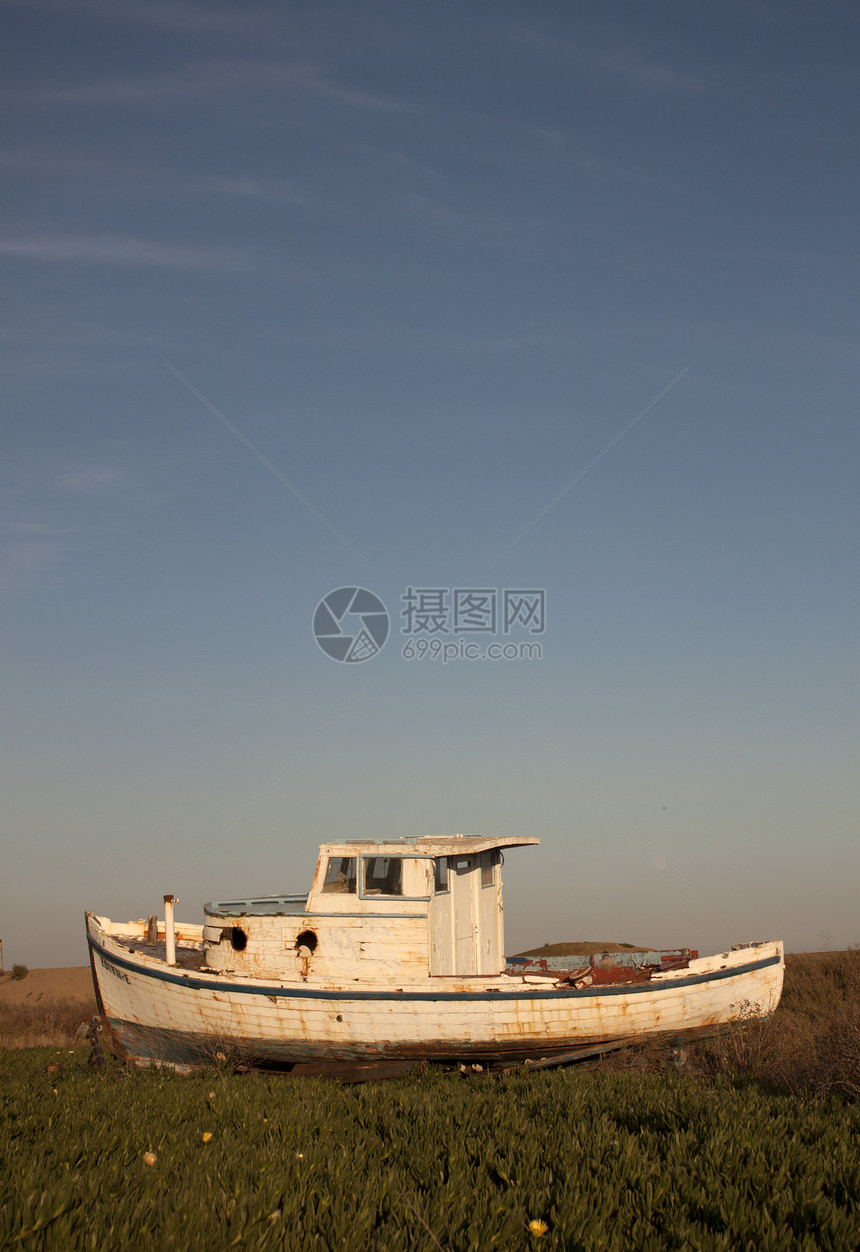 一条旧船 蓝天常春春藤海滩乡愁码头偏光片船弓游艇金属风化退休海景图片