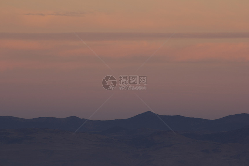 带天空的山地山脉风景剪影目的地阳光太阳场景旅游日落沙漠天际图片