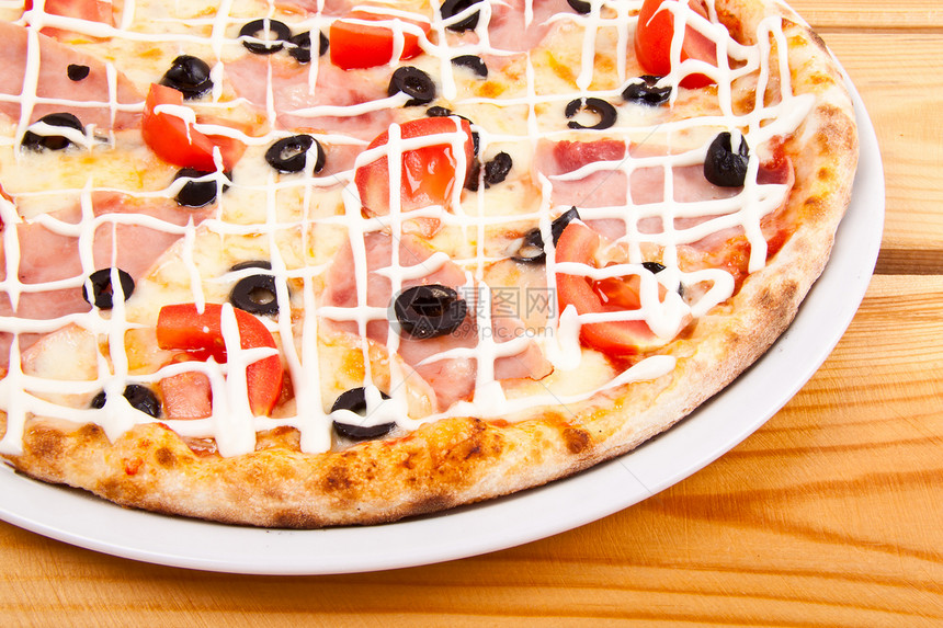 有橄榄和番茄的美味比萨饼图片