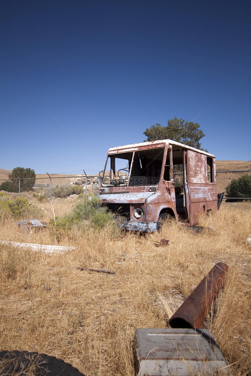 废弃的旧旧生锈卡车热情复古太阳红色陆地复兴草原棕色交通艺术图片