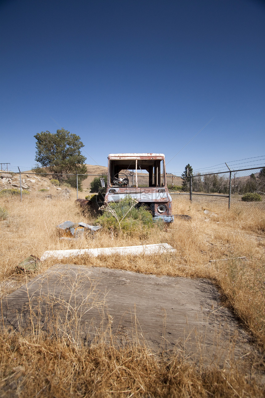 废弃的旧旧生锈卡车红色车辆陆地风景天空田园橙子草原风光日落图片