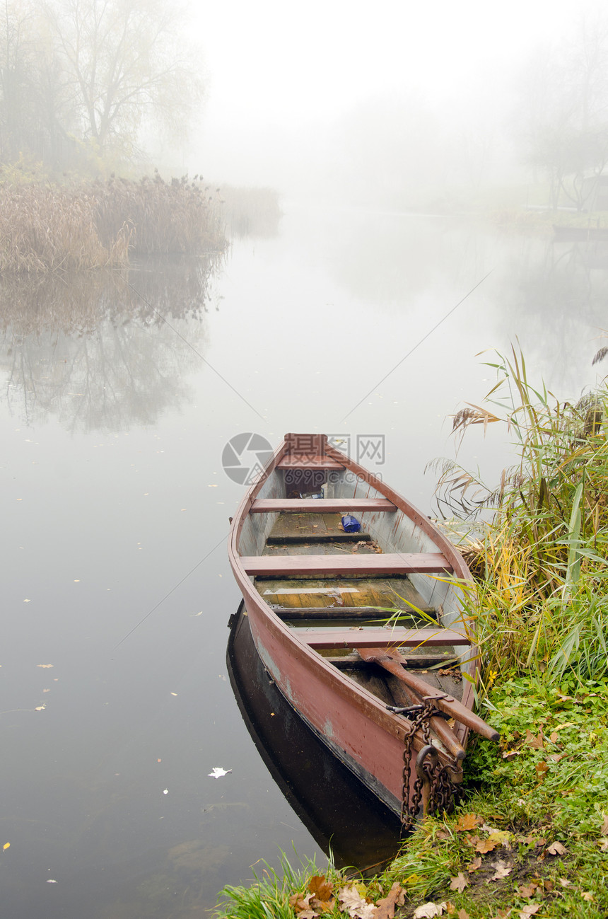 河岸的木船在浓雾中沉没图片