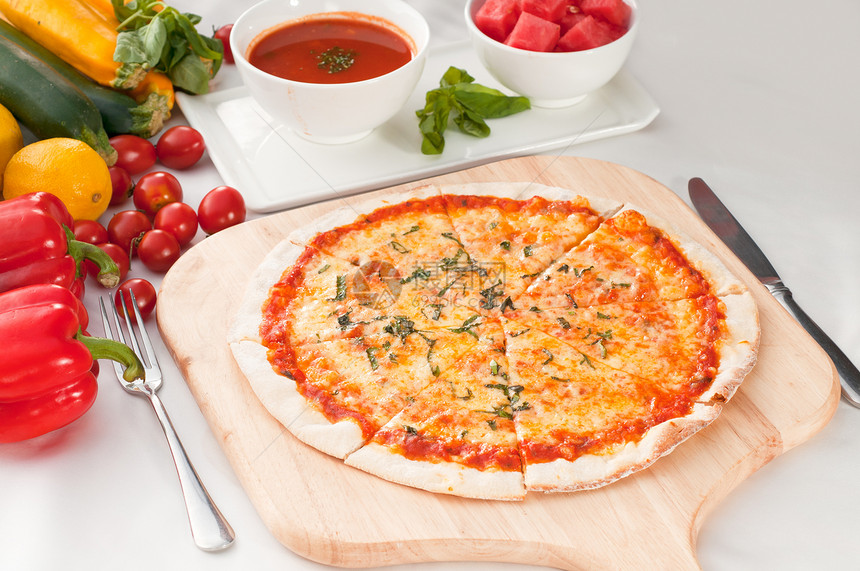 意大利原薄皮比萨圆圈蔬菜美食午餐红色西瓜食物脆皮绿色健康图片
