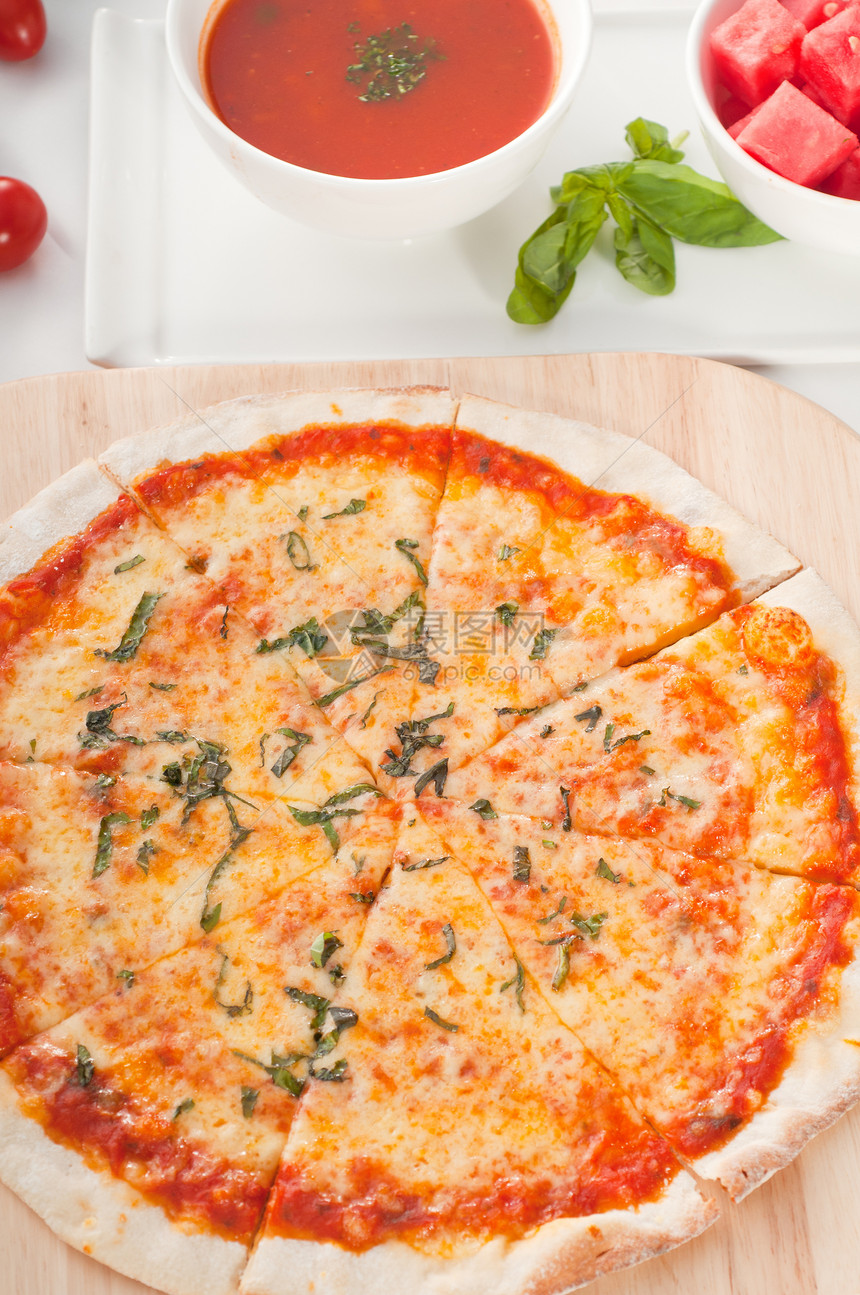 意大利原薄皮比萨蔬菜红色午餐营养美食脆皮白色圆形绿色食物图片