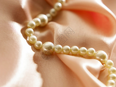 微分焦距粗布奢华丝绸珍珠项链木本彩虹零售首饰购物白色背景