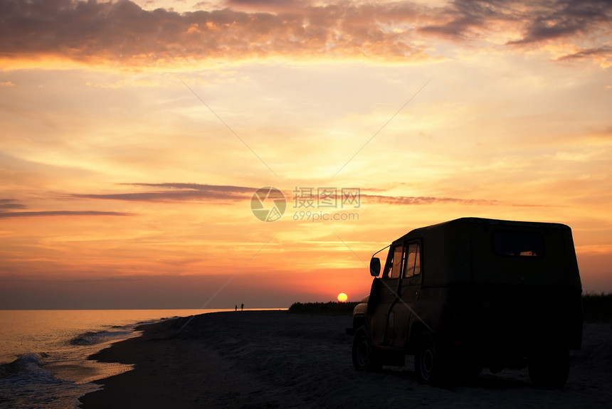 日落时在海滩上的人天空政权气氛假期海浪两个人家庭阳光金子旅游图片