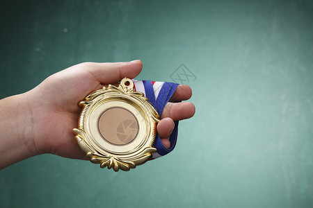 胜利颁奖红色典礼竞技运动银牌白色丝带蓝色花环背景图片