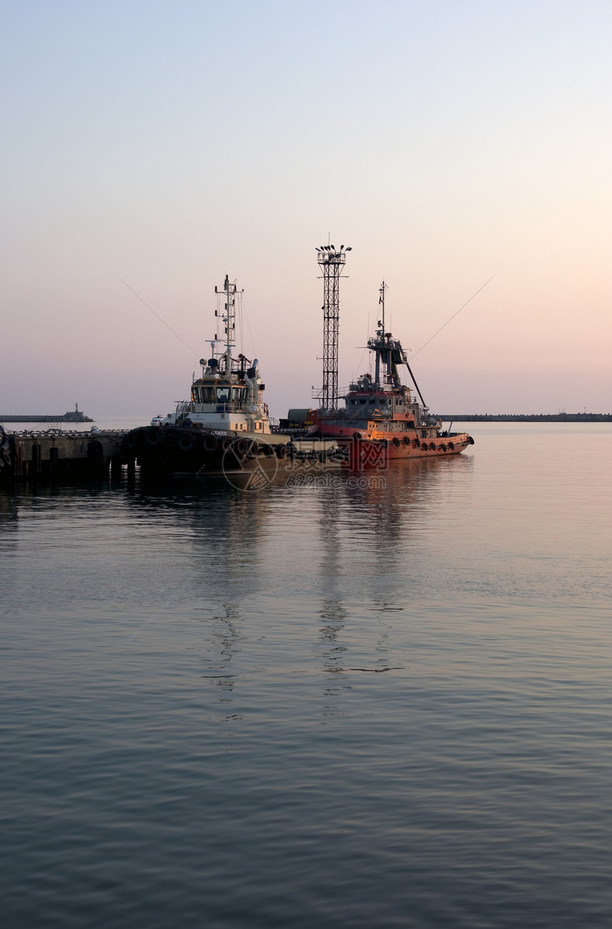 日落时 在Tuapse海港的船舶上 俄罗斯索契附近的黑海图片
